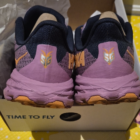 💯 Auth Hoka Youth size 5.5= Women 8.5 Speedboat 5 purple/orange 💜 🧡 - Picture 10 of 13
